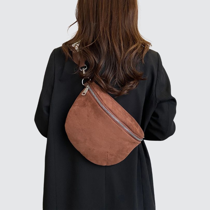 Grande banane en daim marron